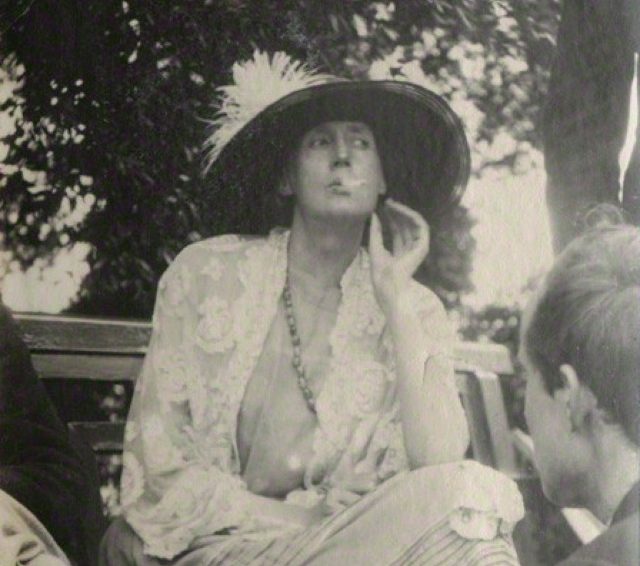 Virginia Woolf : A Few Thoughts on Thoughts on Peace in an Air Raid